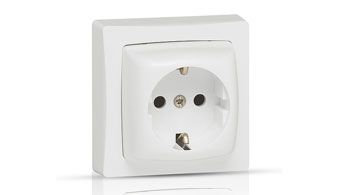 Eine weiße, quadratische Schutzkontakt-Steckdose (Typ F) an einer weißen Wand.